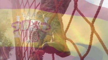 Sürükleyici ipler, ordu tatbikatında kargo ağına tırmanan askerler, solgun İspanyol bayrağı dalgalanıyor. Ordu, fitness, esneklik, açık hava, atletik, eğitim, azim