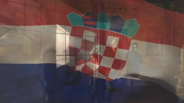 Asker tarama odası daha sonra Hırvat bayrağı altında silah taşıyarak savunma tatbikatı için ilerliyor. Askeri, taktik, kentsel, eğitim, hazırlık, esneklik, disiplin