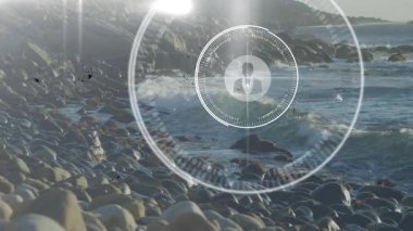 UI ögesi gecikmeden sonra zayıflıyor, kullanıcı simgesi ağı çakıl taşı kıyısı üzerinde genişleyerek bağlantıyı gösteriyor. Teknoloji, bağlantı, dijital, açık hava, iletişim, yenilik, soyut