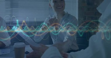 Ofis toplantısındaki yöneticiye danışman kayması raporu. Animasyon kenesi, anlaşmayı onaylıyor gibi görünüyor. Profesyonel, işbirliği, şirket, takım çalışması, el sıkışma, başarı, iş