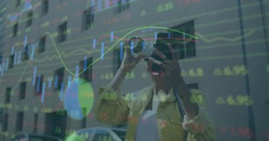 Finansal tabloları gösteren kamerayı kaldıran fotoğrafçı, kahveyi yudumlayan telefon. Kentsel, modern, teknoloji meraklısı, profesyonel, yaşam tarzı, çağdaş, analitik