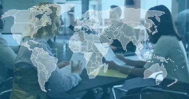 Raporları okuyan bayan meslektaşlar dünya haritasını başlatan iş verilerini görselleştiren tarama grafikleri okuyorlar. İşbirliği, takım çalışması, veri görselleştirme, yenilik, profesyonel, modern, analitik