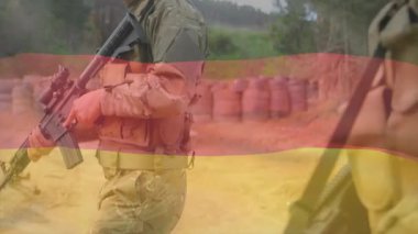 Asker, görev için bariyerleri tararken askeri menzilde beliriyor ve tüfeği kaldırıyor. Taktik, eğitim, dayanıklılık, hazırlık, dayanıklılık, disiplin, takım çalışması