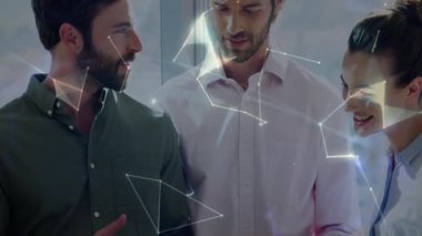 Orta yaşlı bir adam ağ hatları oluşturarak iş arkadaşlarıyla buluşup gözlem yapıyor. İşbirliği, yenilik, dijital kimlik, teknoloji, ağ oluşturma, takım çalışması, gelecekçilik