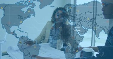 İş ortakları, dünya haritasında canlandırılmış veri simgeleriyle tasarıları açıp stratejiyi işaret ediyorlar. Şirket, işbirliği, yenilik, sunum, analiz, teknoloji, takım çalışması