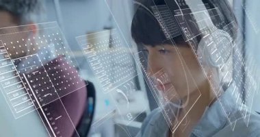 Kulaklığı ekrana odaklanan veri analisti, iş arkadaşıyla holografik finansal grafikleri etkinleştiriyor. Teknoloji, yenilik, işbirliği, dijital, fütüristik, çalışma alanı, analiz