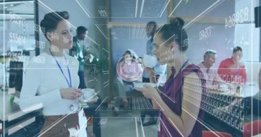 Kahve istasyonunda karşılıklı selamlaşan iki iş arkadaşı fincanlar üzerinde iş verilerini üst üste koyuyorlar. İşbirliği, ağ oluşturma, teknoloji, iletişim, yenilik, çeşitlilik, profesyonel