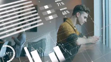 Yüksek masaya dayanan akıllı telefon ekranını dinleyen iş verilerini kontrol eden bir adam. Etkileşimli, veri görselleştirme, modern, profesyonel, dijital, analitik, çalışma alanı