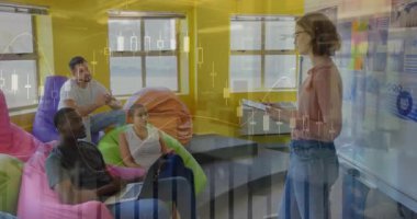 Stratejik planlama için finans çizelgelerini canlandırırken tablete tıklama ve çizim yapan sunucu. İşbirliği, takım çalışması, yenilik, yaratıcı, beyin fırtınası, modern, analitik