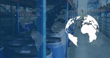 Harita ve dönen küre örtüsü ortaya çıkıyor, işçi depoya kriko kullanarak giriyor ve malları taşıyor. Lojistik, tedarik zinciri, sanayi, ulaşım, kargo, kargo taşımacılığı, envanter