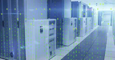 Sunucu dolapları üzerinde ortaya çıkan ikili kaplama uzaktaki çıkışı gösteren kod akışlarını inceltiyor. Siber güvenlik, veri merkezi, dijital altyapı, teknoloji, ağ, bilgi güvenliği, fütüristik