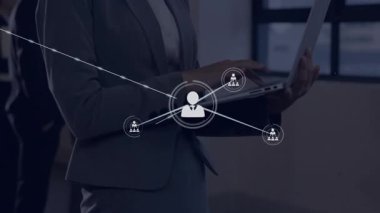 Yetişkin profesyonel daktilo bilgisayarı ve ofisteki iş ağına bağlı avatarlar üretiyor. Şirket, dijital, bağlantı, takım çalışması, yenilik, ağ oluşturma, ofis