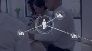 İş arkadaşı, iş ekibini ve meslektaşlarını birbirine bağlayan ağ başlatma yazıları yazıyor. İşbirliği, profesyonellik, bağlantı, takım çalışması, dijital, modern, yenilik