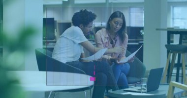 Basılı belgeleri gözden geçirmek, iki profesyonelin ofis sandalyelerinde iş birliği yapması, dizüstü bilgisayarla. İşbirliği, takım çalışması, modern, kurumsal, çalışma alanı, üretkenlik, iletişim