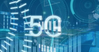 Gece karayolu üzerinde parlayan 5G, holografik çizelgeler, HUD ağ hatları ve ışık yolları. Futuristik, teknoloji, kentsel, veri, dijital, bağlantı, yenilik