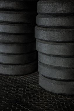 Spor salonundaki ağırlık plakalarına yüklen.