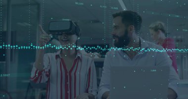 VR kulaklık ve dizüstü bilgisayarı kullanarak holografik örtüşmeleri gösteren bir teknoloji ikilisi. Teknoloji, yenilik, dijital, fütüristik, takım çalışması, modernite, üretkenlik