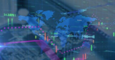 Stylus dünya haritasıyla birlikte ekranda otururken, yöneticiliğe uygun finansal düzenleme çizelgeleri ile etkileşim halindeler. Teknoloji, finans, yenilik, veri görselleştirme, iş dünyası, dijital arayüz, şirket