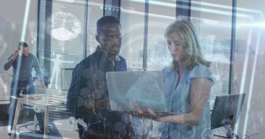 Açık planlı ofiste dizüstü bilgisayarı inceleyen, beyin taraması yapan bir çift uzman. İşbirliği, yenilik, takım çalışması, modernlik, teknoloji, şirket, üretkenlik