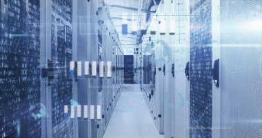 Koridorda sunucu dolapları gösteriliyor, LED 'ler yanıp sönüyor ve veri merkezinde kod grafikleri gösteriliyor. Teknoloji, veri, ağ, siber güvenlik, altyapı, dijital, endüstriyel
