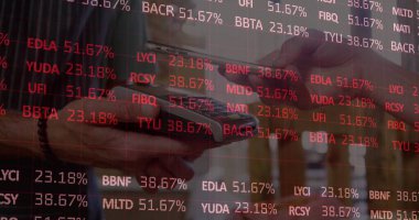 Kafe masasındaki akıllı telefondan borsa uygulamasını borsa simsarının elleriyle çalkalamak. Finansal, teknoloji, dijital, pazar, yatırım, iş dünyası, cep telefonu