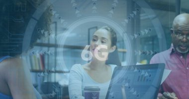 Çalışma arkadaşları toplantı odasındaki laptoplardaki çizelgeleri tartışıyor ve analiz ediyor, 6G kaplamalı. Teknoloji, yenilik, takım çalışması, modernlik, şirket, iş dünyası, dijital