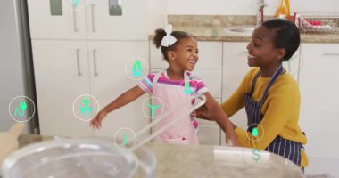 Eğitimi için çırpma kabının yanında dirseklerini uzatan bir kadın. Aile, bağ, eğlence, beslenme, yaşam tarzı, sıcaklık, mutluluk.