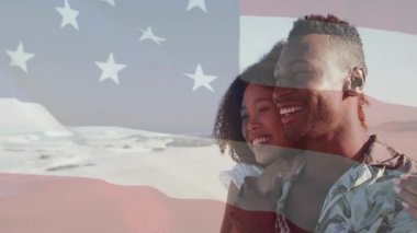 Arkasından gelen kadın pazarlama için bayrak kaplamasının altında sarılırken çift gülüyor. Romantizm, şefkat, kutlama, vatanseverlik, açık hava, eğlence, uyum.