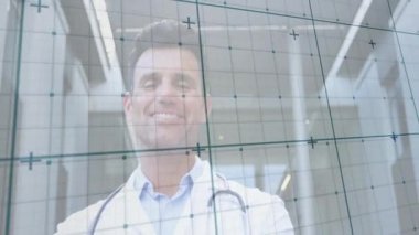 Doktor tıbbi avluya giriyor ve şebeke camının arkasında duruyor. Analiz için verileri takip ediyor. Tıbbi, profesyonel, yenilik, teknoloji, sağlık, fütüristik, tanı