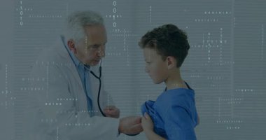 Kıdemli doktor steteskop kaldırıyor, sağlık muayenesinde nabzını ölçüyor, baş parmağını kaldırıyor ve beşlik çakıyor. Tıbbi, sağlık, klinik, pediatrik, sağlık, danışmanlık, profesyonel