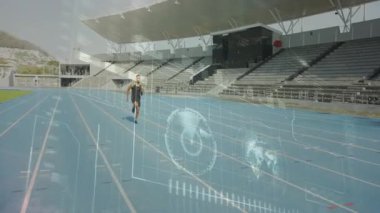 Sprinter hazırlık adımları atıyor ve mavi pistte sürat koşusu yapıyor, spor analitiği örtüşmeleri yaratıyor. Atletizm, performans, rekabet, teknoloji, ilerleme, dinamik, hız