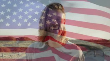 Kum tepelerinde dalgalanan Amerikan bayrağını seyreden bir iş adamı. Sonra da gülümseyen bir yüz beliriyor. Vatanseverlik, açık hava, dinginlik, modern manzara, dayanıklılık, bağımsızlık