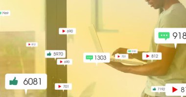 Cam kapı dizüstü bilgisayarı, animasyon istatistikleri pazarlama için yazı yazan içerik yaratıcısı. Teknoloji, dijital, modern, yenilik, iletişim, bağlantı, yaşam tarzı