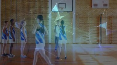 Koç, spor eğitimi için takımın etrafında holografik küre oluşturan bir kızdan spor salonuna basketbol topu sektiriyor. Atletizm, takım çalışması, dijital, yenilik, gençlik, motivasyon, fütüristik