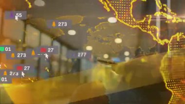 Pazarlamacı ofis koridorunda akıllı telefonu dinliyor, haritayı etkinleştiriyor ve antlaşmayı analiz etmek için simgeler oluşturuyor. Teknoloji, bağlantı, veri görselleştirme, yenilik, dijital arayüz, küresel ağ, kentsel çevre