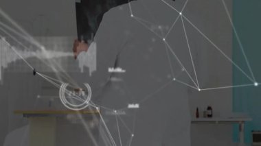 Doktor röntgen filmini dijital kaplamalı tutuyor, görüntüleme analizi için kaldırıyor ve döndürüyor. Tıbbi, radyoloji, tanı, sağlık, analiz, modern, profesyonel