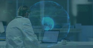 Doktor, küresel sağlık veri analizi için dizüstü bilgisayarın üzerinde dönen 3 boyutlu dünyayı gözlemliyor. Teknoloji, yenilik, veri görselleştirme, sağlık, dijital, geleceksel, analiz