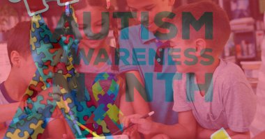 Kütüphane masasında otizm farkındalığı ayı örtüşen kalemler ve kağıtlar kullanarak beş öğrenci çiziyor. Sınıf arkadaşları, işbirliği, eğitim, yaratıcılık, çeşitlilik, öğrenme, takım çalışması