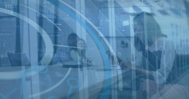 Ofis masasında defteri olan iş kadını not alıyorum. Veri görselleri olan cam duvarlar, kopyalama alanı. İşbirliği, yenilik, teknolojik, takım çalışması, modernlik, girişim, profesyonel