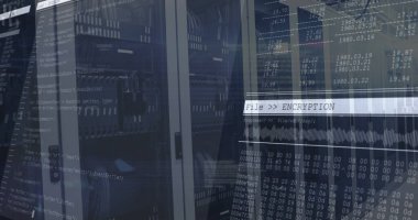 Veri merkezi rafları şifreleme kaplamalı raf donanımı ve ağ kablolarını gösteriyor. Teknoloji, siber güvenlik, dijital, ağ, altyapı, fütüristik, veri