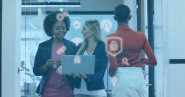 Ofis koridorunda dizüstü bilgisayar ve akıllı telefon taşıyan üç iş kadını duruyor. Şirket, işbirliği, modernlik, teknoloji, iletişim, takım çalışması, profesyonellik