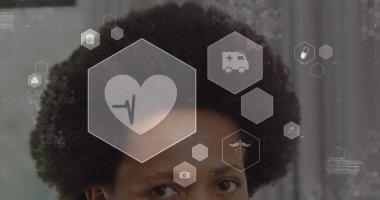 Yüzen altıgen simgelerle tıbbi arayüzü görüntüleyen Afrikalı Amerikalı kadın. Sağlık, teletıp, teknoloji, yenilik, tanı, tıbbi, profesyonel