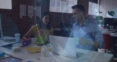 İş ortakları iş kıyafetleri içinde modern ofiste dizüstü bilgisayarda yazı yazıyorlar, kahve kupası tutuyorlar. İşbirliği, takım çalışması, modern çalışma alanı, yaratıcı, profesyonel, motive edici, dijital