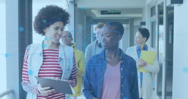 Sarı klasörü tutan ve parlak koridorda kulaklık takan yürüyen meslektaşlar. İşbirliği, teknoloji, iletişim, takım çalışması, yenilik, modern, profesyonel