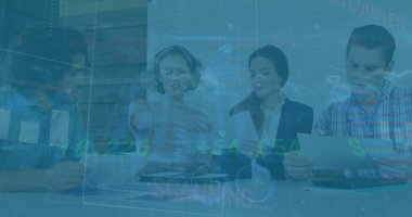 İş kıyafetleri giymiş dört meslektaşım raporları analiz ediyor ve toplantı odasında, borsa saatleriyle tablet hazırlıyorlar. Şirket, takım çalışması, finans, analitik, profesyoneller, strateji, modern