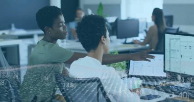 Modern açık-plan ofisindeki kat planlarını monitörlerle inceleyen iki kadın meslektaşla işbirliği yapıyoruz. Takım çalışması, yenilik, modernlik, üretkenlik, teknoloji, çalışma alanı, profesyonel