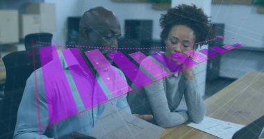 İki profesyonel raporları inceliyor, toplantı odasında verileri tartışıyorlar, mor 3D çizelgelerle birlikte. İş, analitik, veri, işbirliği, ofis, strateji, yenilik