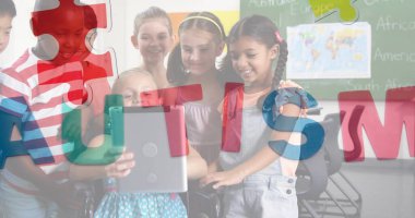 Sınıfta tabletin etrafında kara tahta dünya haritası ve bulmaca şekilleriyle eğilmiş yedi sınıf arkadaşı gülümsüyordu. Eğitim, takım çalışması, işbirliği, öğrenme, çocukluk, okul, keşif