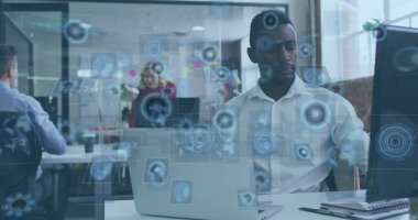 Bilgisayarda beyaz gömlekle çalışmak, monitör, yapışkan notlar, dijital kaplama, kopyalama alanı ile ofiste çalışmak. İşbirliği, yenilik, üretkenlik, modernlik, takım çalışması, dijital arayüz, profesyonel