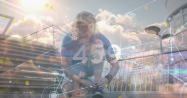 Koşan ayakkabı bağcığı bağlayan adam mavi atletik tişörtle şehir yolunda, veri örtüsü ile diz çöküyor. Fitness, spor, kentsel, modern, teknoloji, aktif, sağlık